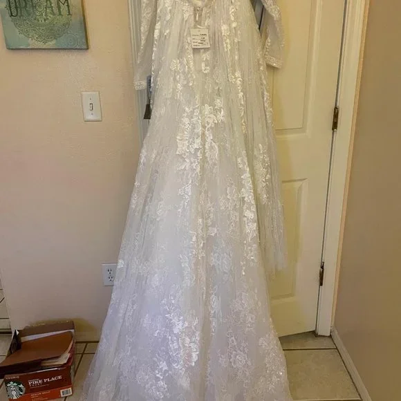 New, never worn Wedding Dress - Picture 4 of 5